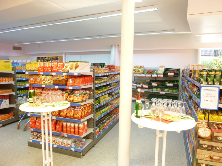 Sektempfang bei Neuer&ouml;ffnung des Gersbacher Dorfladens