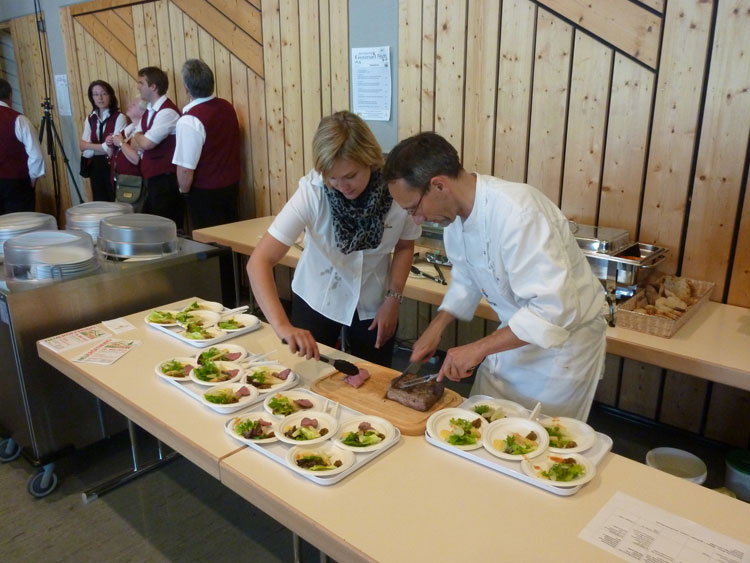 Vorbereitung der Probierteller zum Gericht des Showkochs