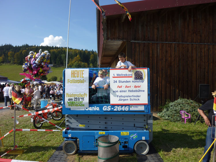 Fallspiel Dart Weltrekord von der Hebeb&uuml;hne