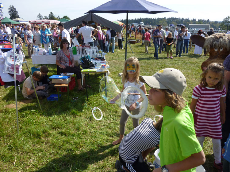 Kinder frisch geschminkt &uuml;ben Seifenblasen machen