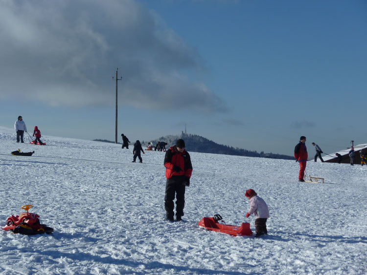 Schwarzwald Kind mit Bob Schlitten