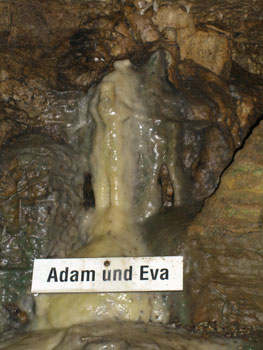 Tropfsteine Adam und Eva in der Erdmannsh&ouml;hle Hasel